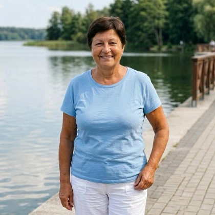 Jitka na promenádě u přehrady – šťastná, zase na nohou